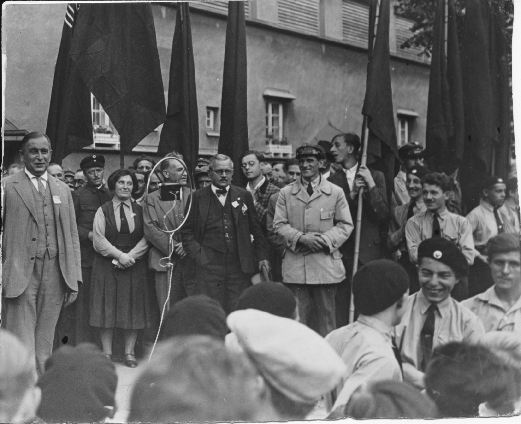 Schutzbundaufmarsch Bruck an der Mur um 1930 mit Rosa Jochmann und Otto Bauer