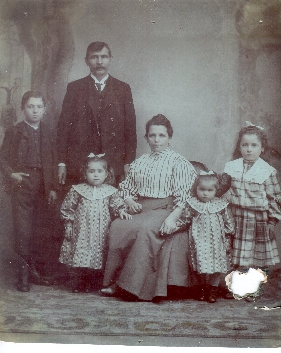 Rosa Jochmann mit ihrer Familie Anfang des 20. Jahrhunderts