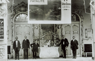 Kino Stiller im Wiener Prater um 1912. An der Kassa links sitzt vermutlich Besitzerin Josefine Kirbes.