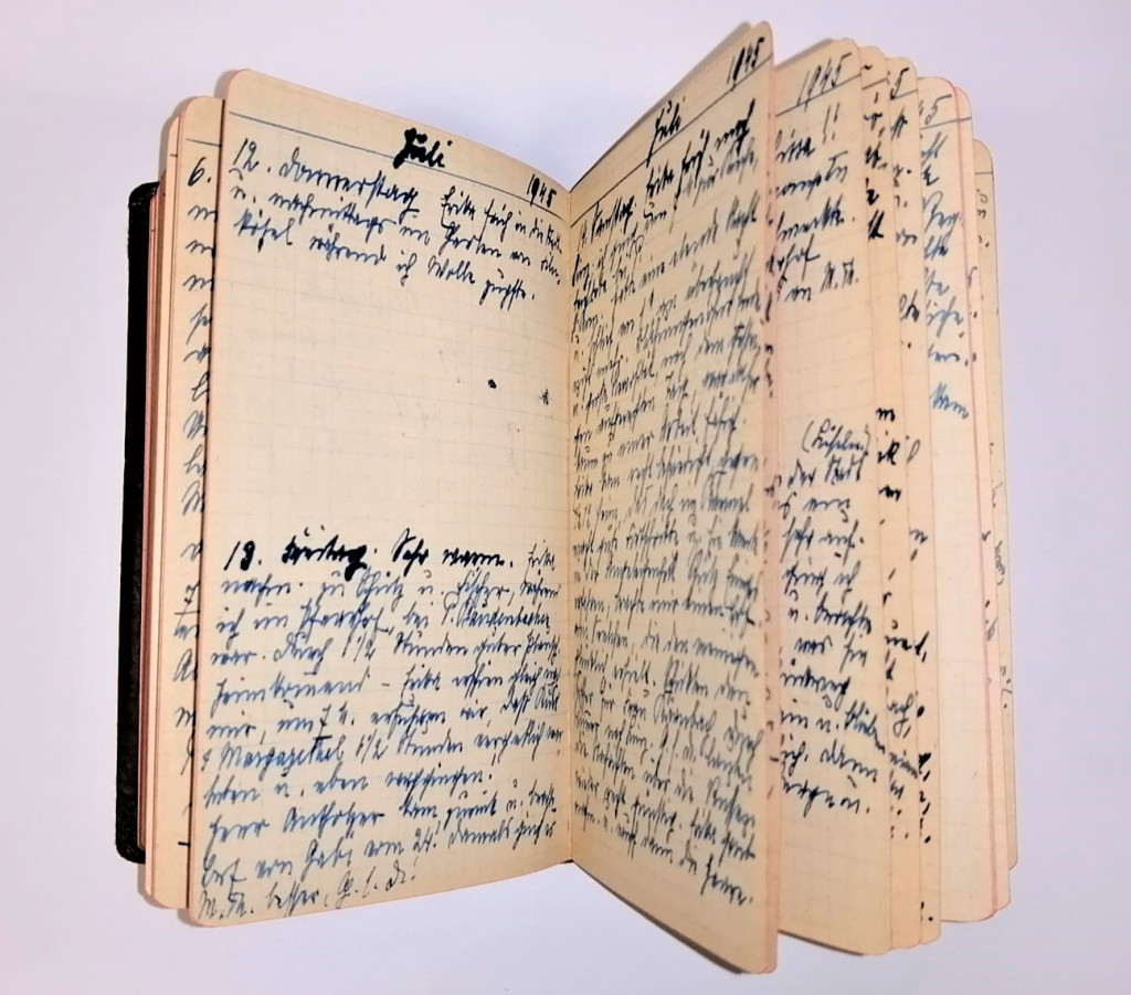 aufgeschlagenes Tagebuch von Pia Seidensacher 1945