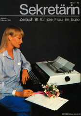 Zeitschriftencover mit einer jungen, blonden Fraue, vor ihr eine Schreibmaschine, rechts daneben ein Blumenstrauß.