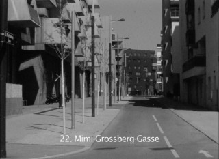 Ein Filmstill vom Kurzfilm "Präsenz" der Filmmachenden Aleksandra Kołodziejczyk und Karl Wratschko zeigt die Mimi-Grossberg-Gasse im 22. Wiener Gemeindebezirk.