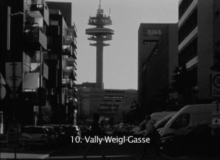 Ein Filmstill vom Kurzfilm "Präsenz" der Filmmachenden Aleksandra Kołodziejczyk und Karl Wratschko zeigt die Vally-Weigl-Gasse im 10. Wiener Gemeindebezirk.