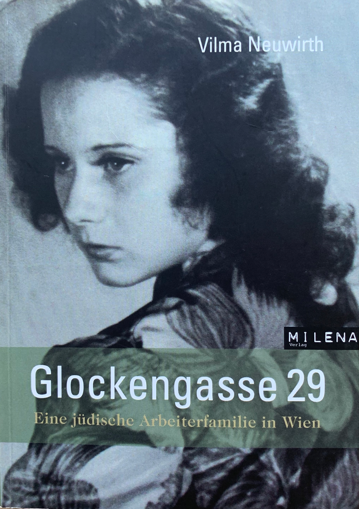 Buchcover der Erinnerungen von Vilma Neuwirth "Glockengasse 29: Eine jüdische Arbeiterfamilie in Wien" erschienen im Milena Verlag. Auf dem Cover ist eine junge Frau im Stil der 1940er Jahre abgebildet.