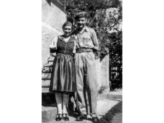 Frau mit Soldat Nachkriegszeit