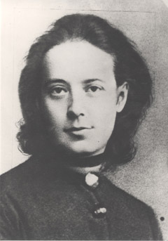 Schwarz-Weiß-Porträt von Marianne Hainisch.