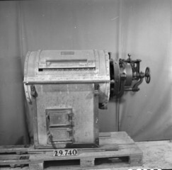 Schwarz-Weiß-Foto einer händisch zu bedienenden Waschmaschine mit einer Inventarnummer