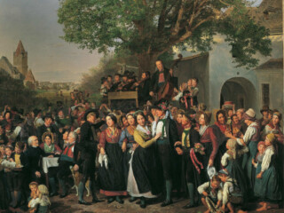 Darstellung einer Hochzeit im ländlichen Raum, romantisierend. Paar in der Mitte ist umgeben von Musikern, Kindern und feiernden Menschen. Im Hintergrund ein Baum und eine Kirche.