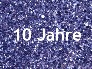 Eine Grafik aus lilafarbenen Glitzerpartikel, über diese 10 Jahre geschrieben ist.